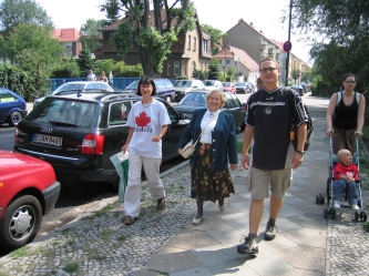 Gabi, Oma Hanna und LArs auf dem Weg zum Fußball